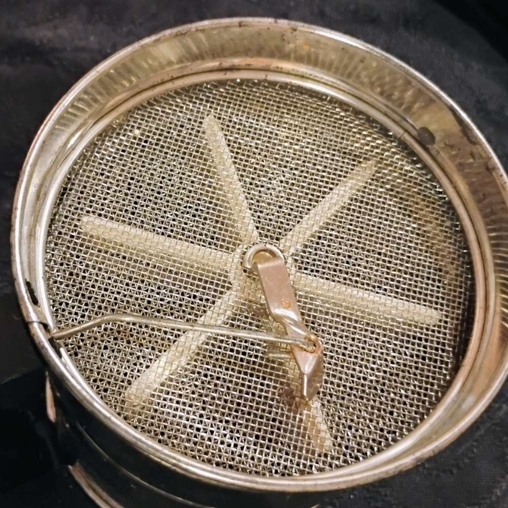 ANTIQUE 50 - 60"s ANDROCK 3 SCREEN ONE HANDED FLOUR SIFTER IN WORKING ORDER! - Picture 5 of 10